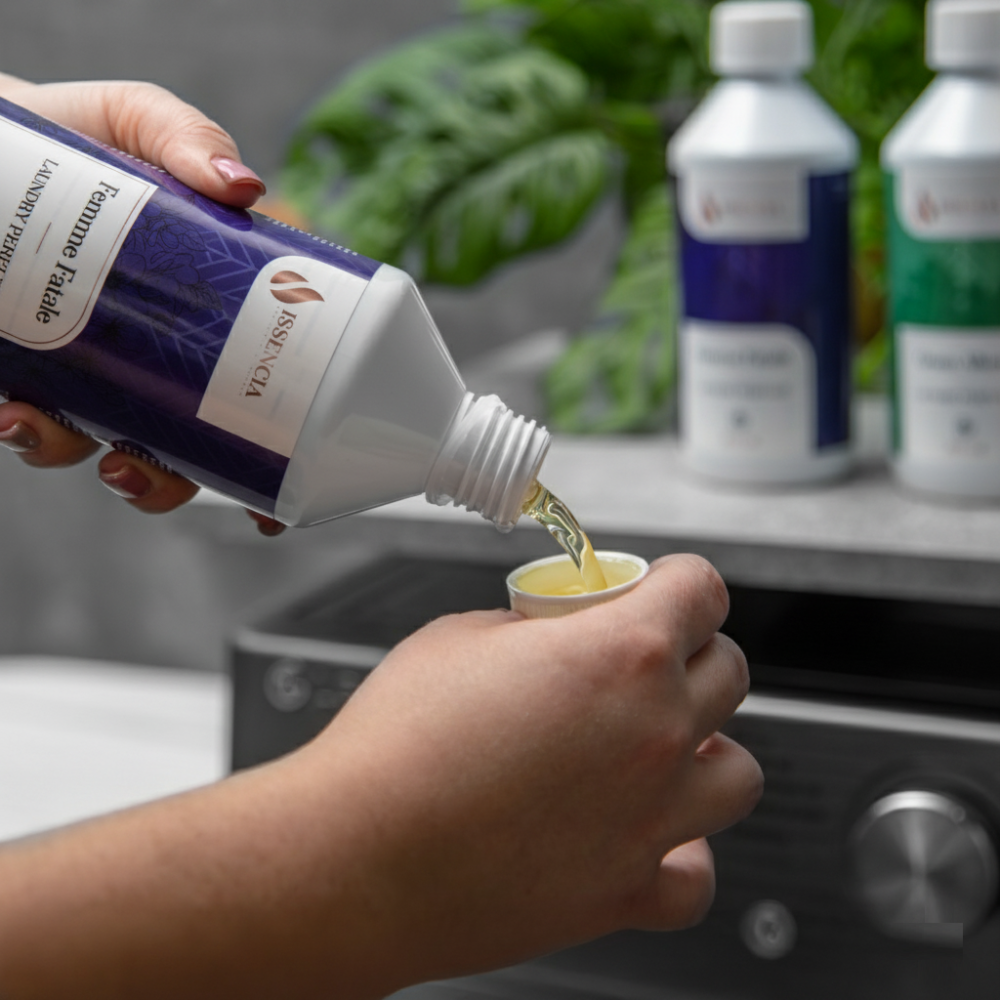 Nalejte 5 ml na 4 kg bielizne.