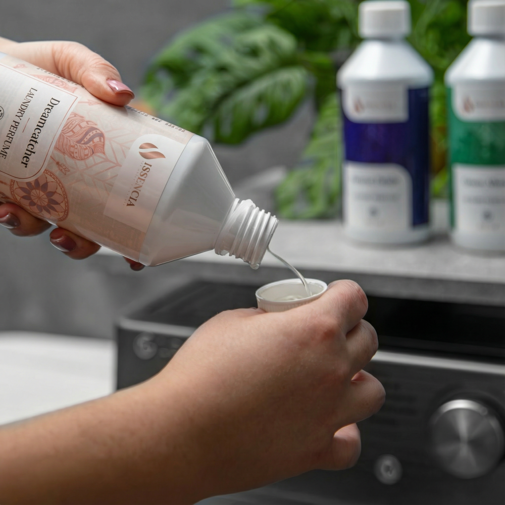 Nalejte 5 ml na 4 kg bielizne.