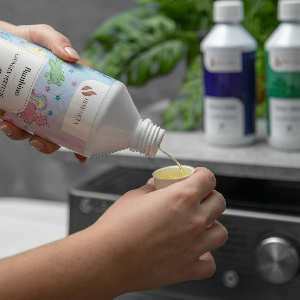 Nalejte 5 ml na 4 kg bielizne.