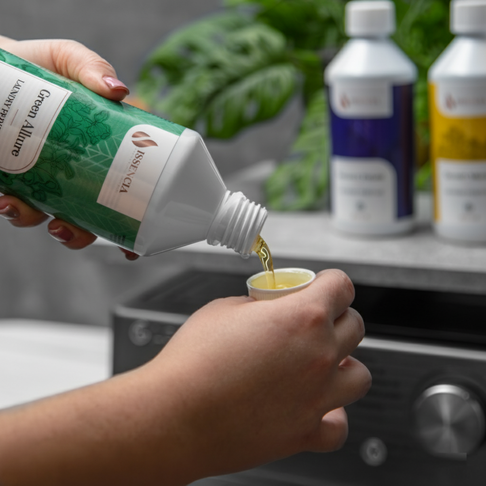 Nalejte 5 ml na 4 kg bielizne.