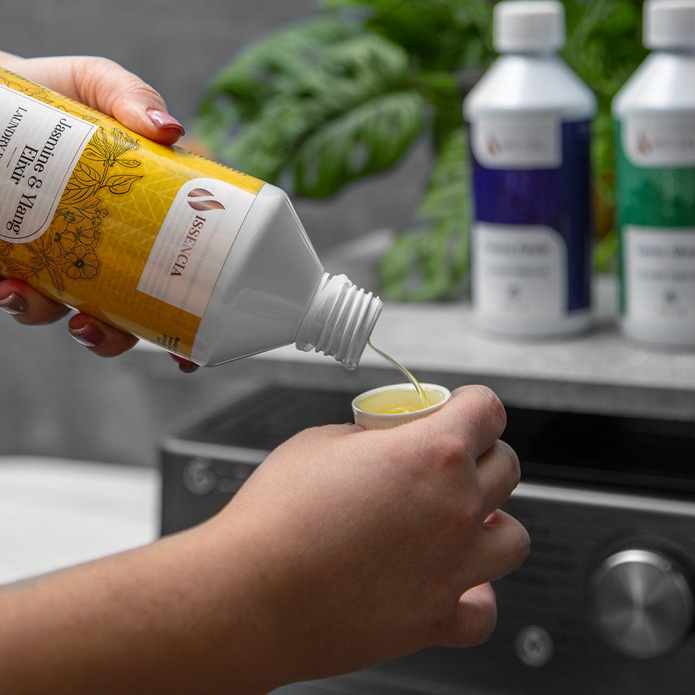 Nalejte 5 ml na 4 kg bielizne.