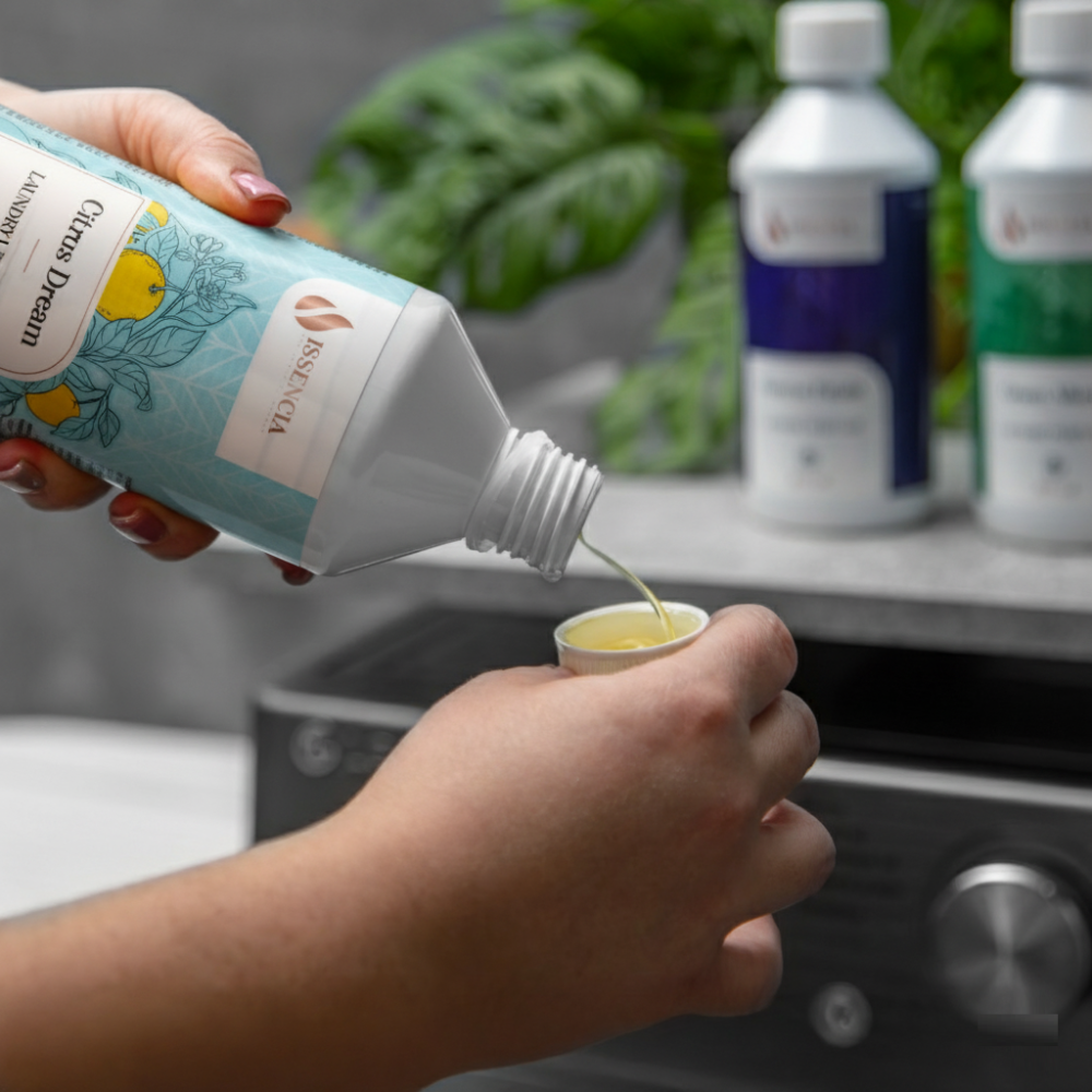 Nalejte 5 ml na 4 kg bielizne.