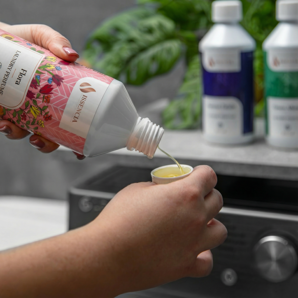 Nalejte 5 ml na 4 kg bielizne.