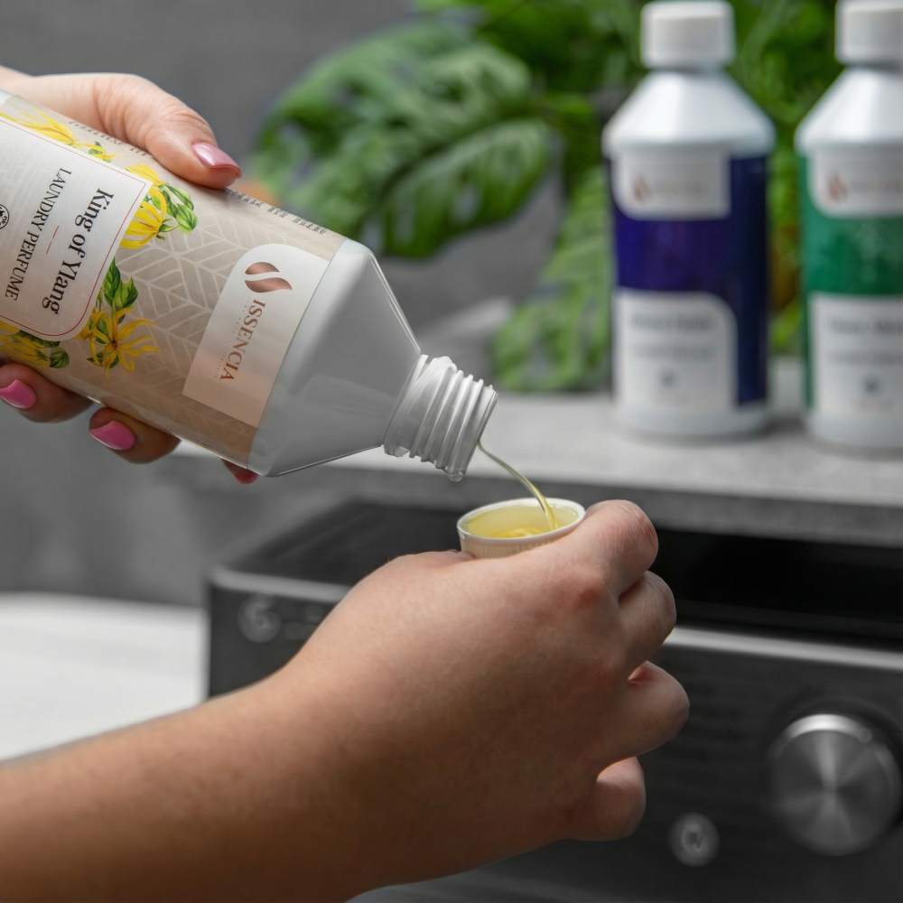 Nalejte 5 ml na 4 kg bielizne.